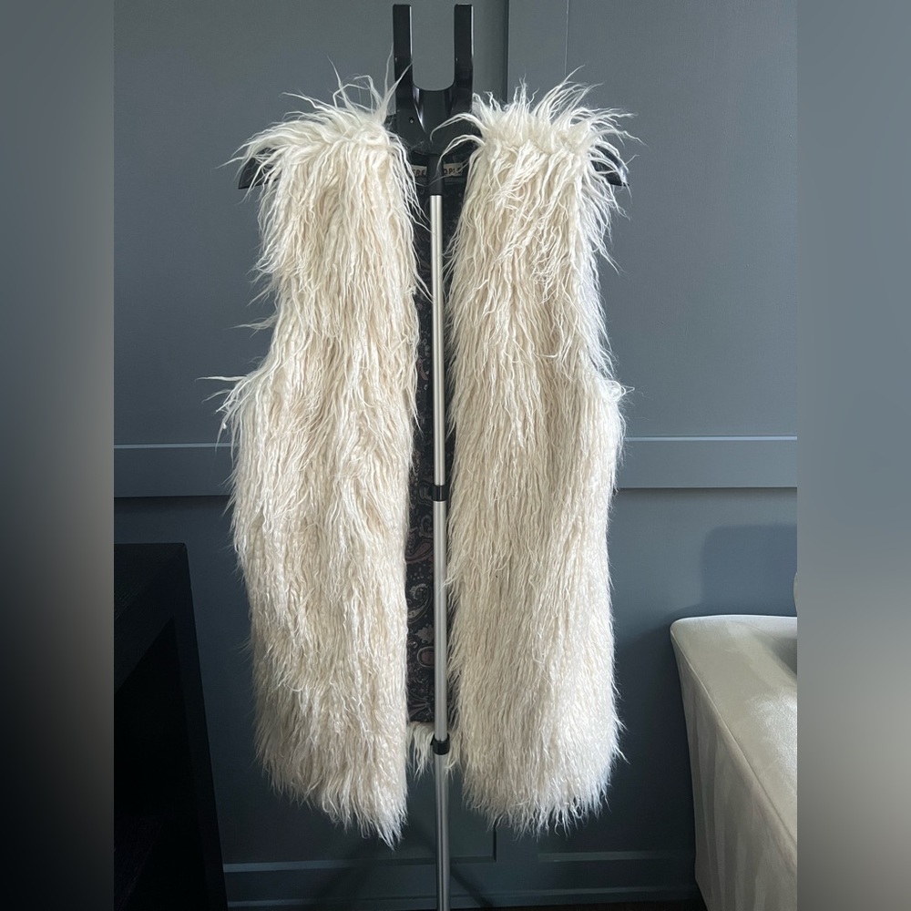 Women’s Free People faux fur vest Size Large
